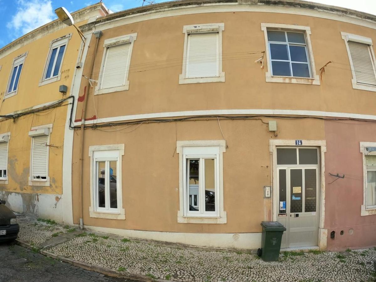 Lisbon T2 Apartment In Typical Villa In Sapadores Lissabon Buitenkant foto